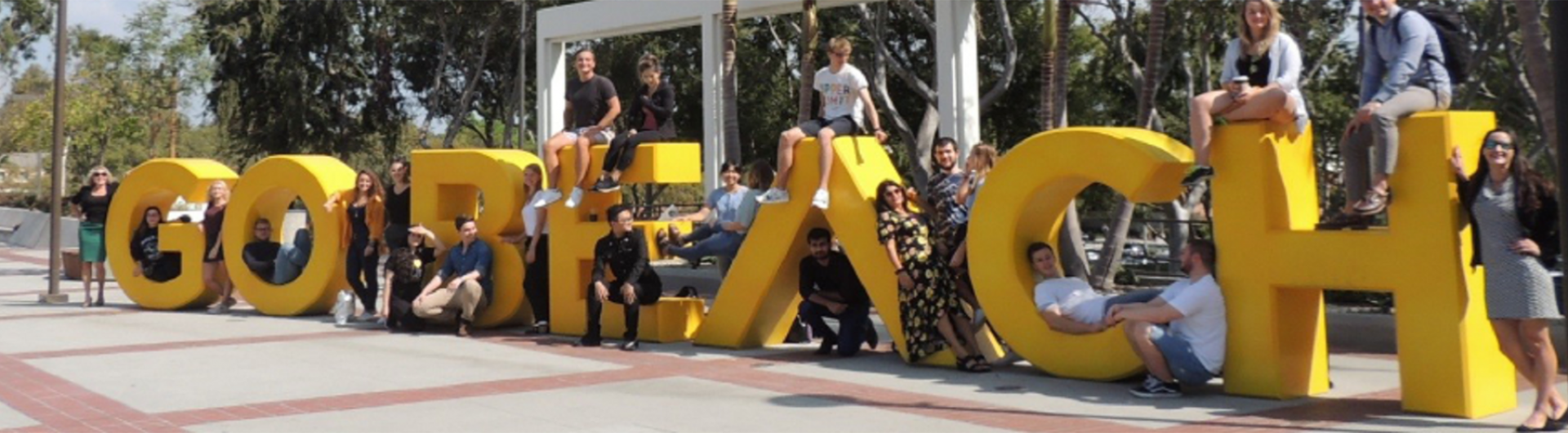 Hamburg HAW CSULB COB 2021 students and professors on Go Beach Sign