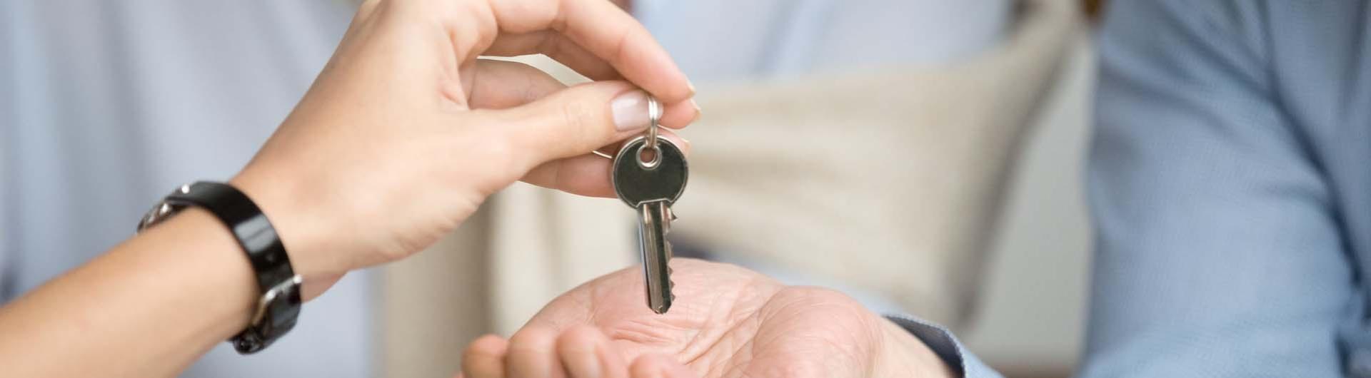 Renter getting keys to home