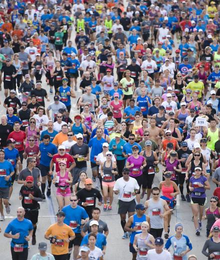 crowd of marathon runners