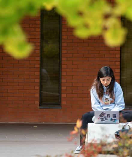 Student with laptop o ncampus