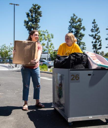 students moving into dorms