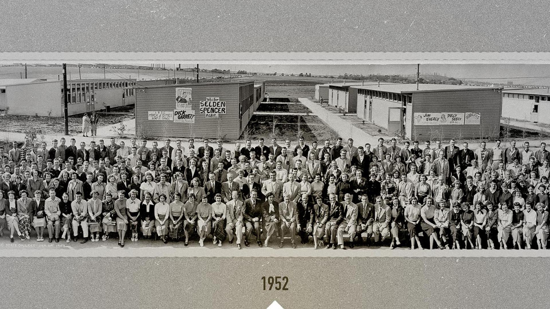 Students and faculty group portrait in 1952