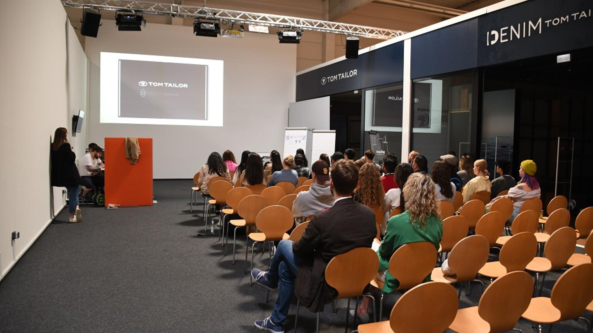 COB Study Abroad IB HAMBURG 2023 Students listen to lecture