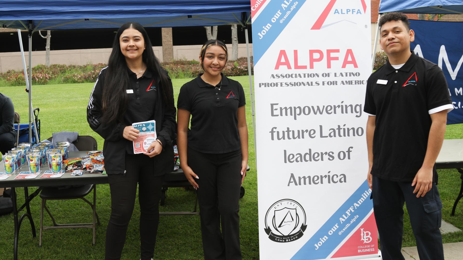 Students from the Associate of Latino Professionals for America information prospective students of College of Business student engagement