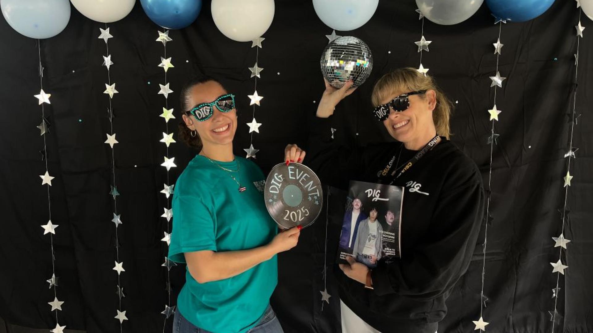 Haley & Jen Newton (Beach Media)