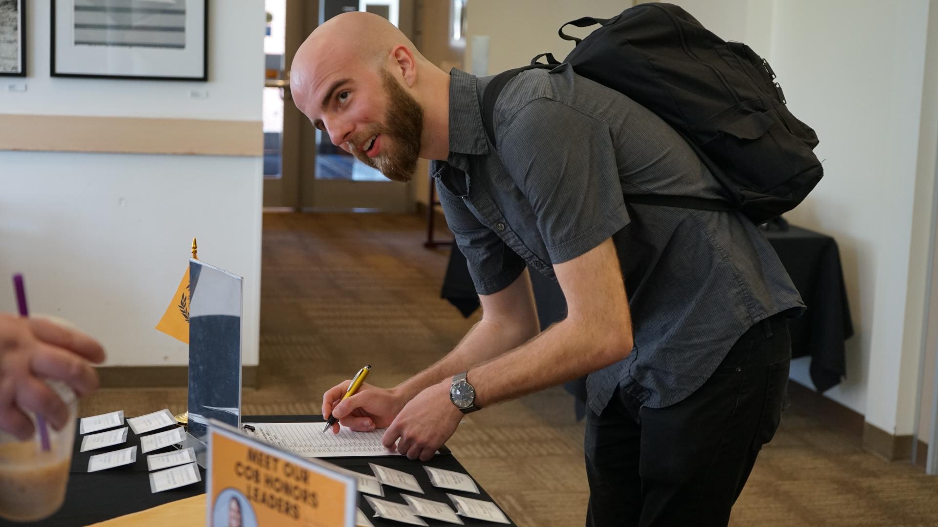 COB 2019 HONORS student getting a name tag