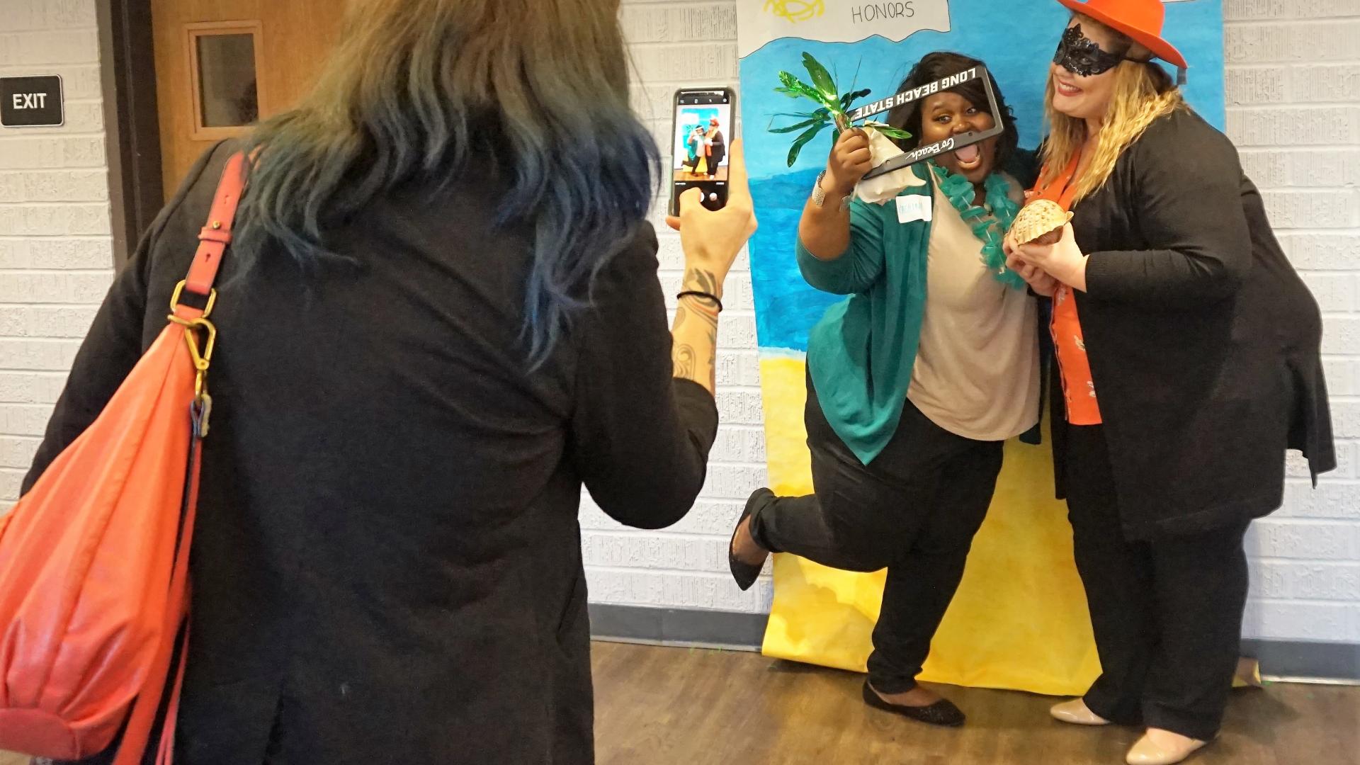 COB Honors Program Meet and Greet 2018 students dress up take funny photos