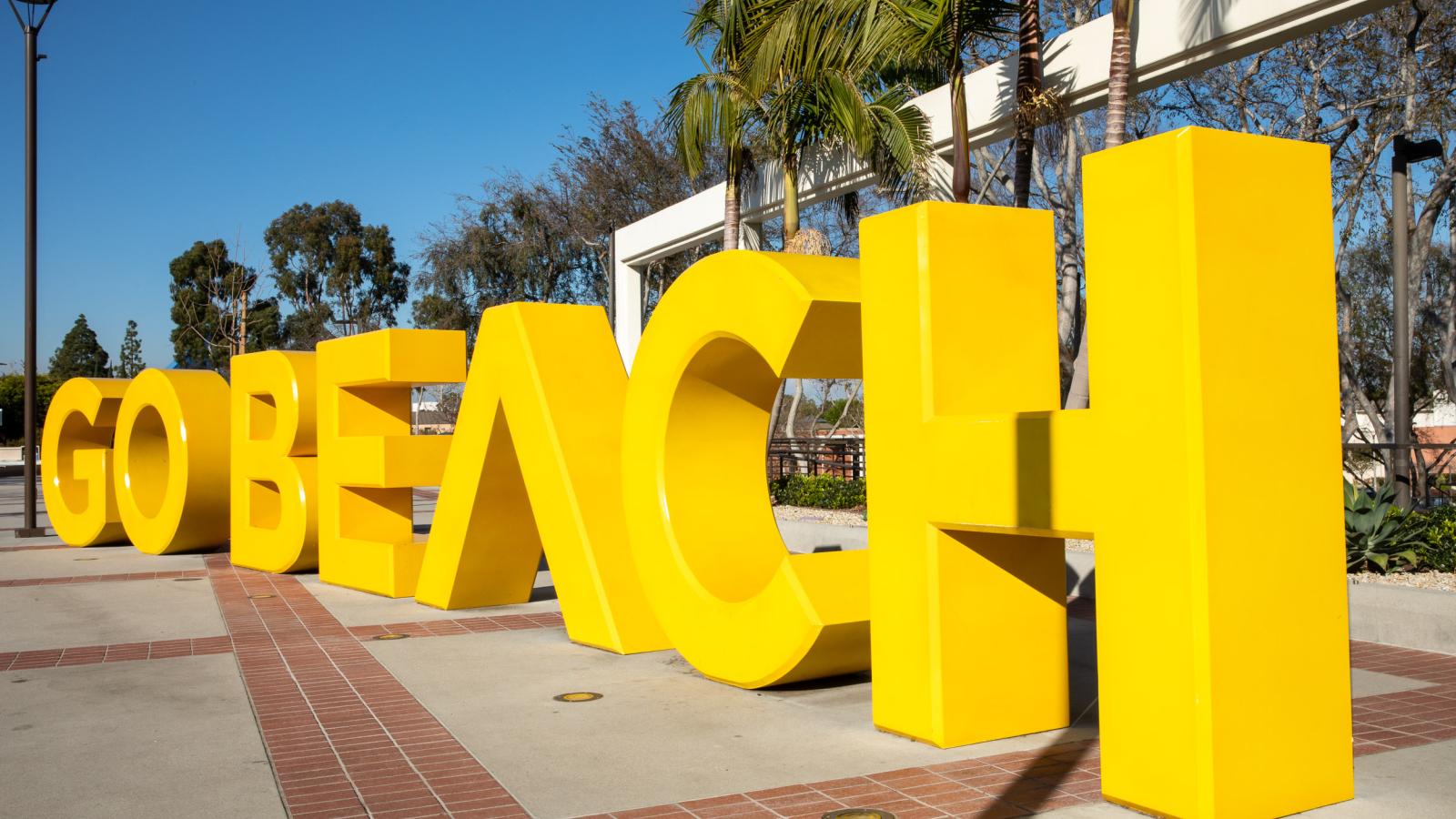 Image of CSULB Go Beach Sign 