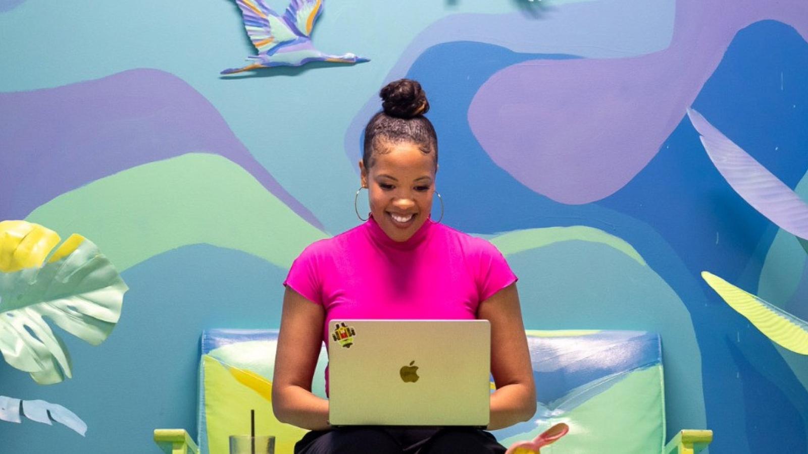 Jessica Pugh '10 with laptop