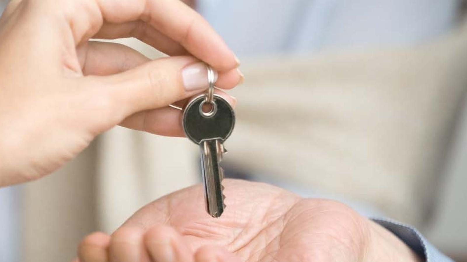 Renter getting keys to home