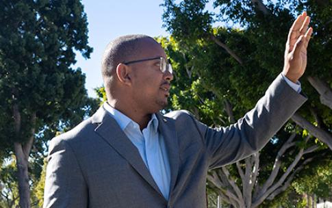 Mayor Rex Richardson waving