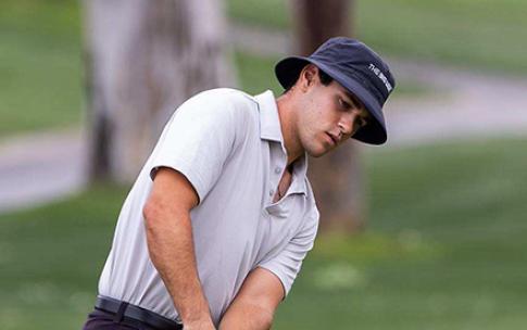 Alejandro de Castro '26 swings a golf club