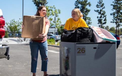 students moving into dorms