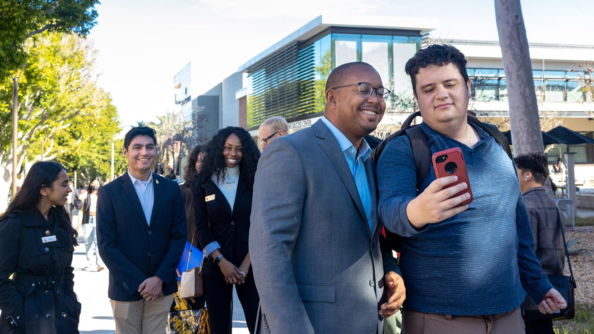 Mayor Rex Richardson takes selfie with student