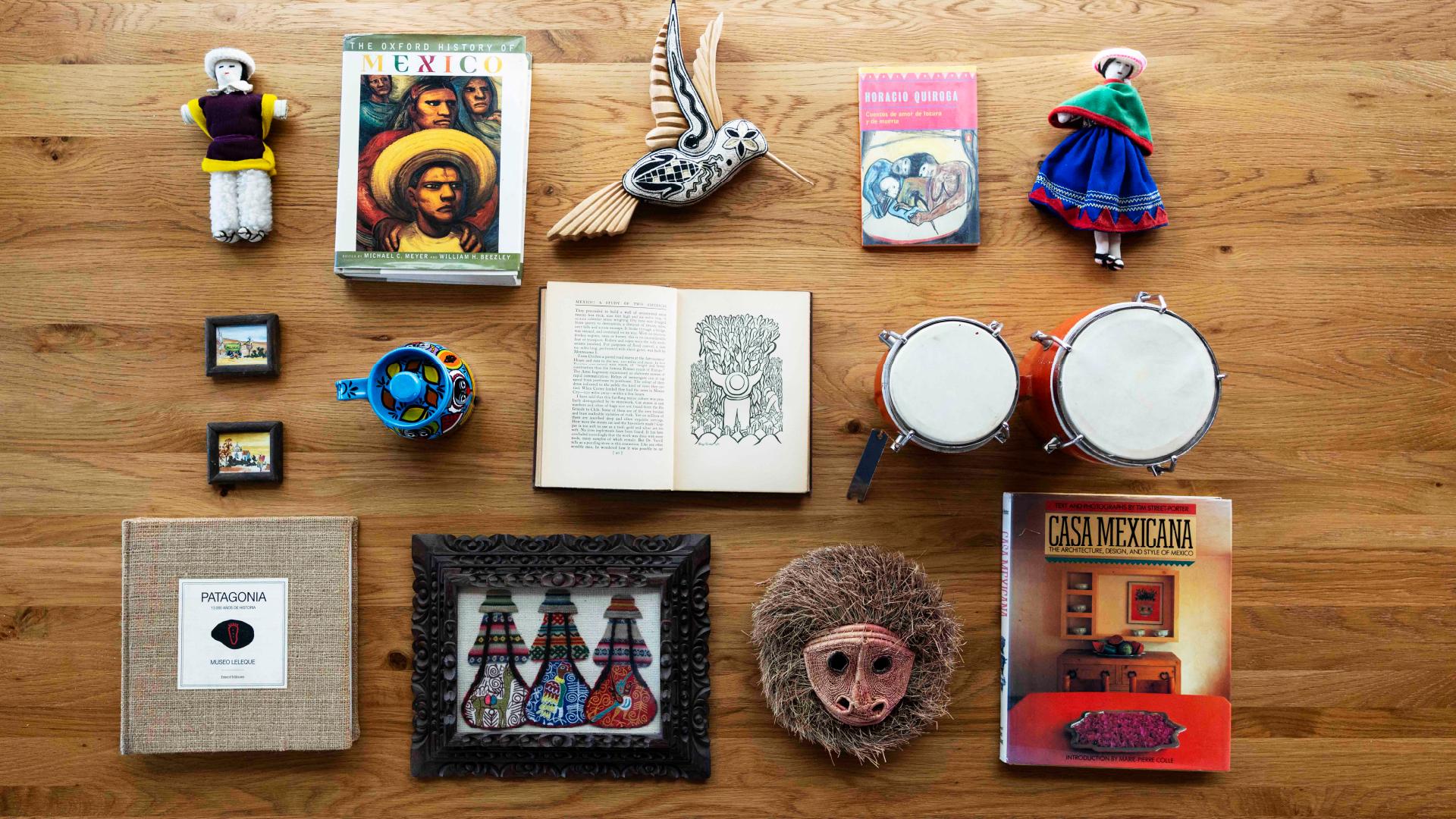 Books and objects representing Latine culture