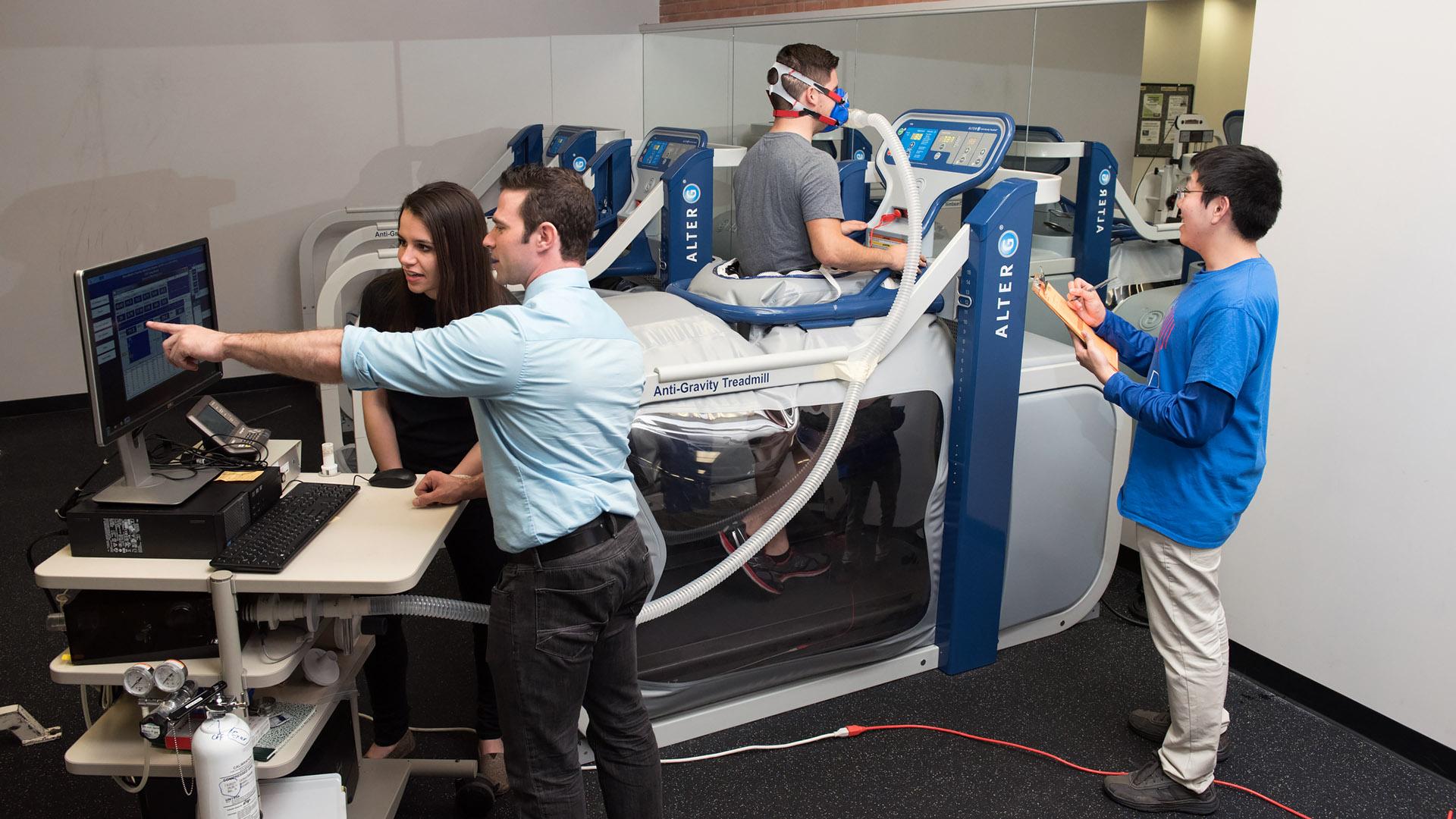 BUILD students in lab