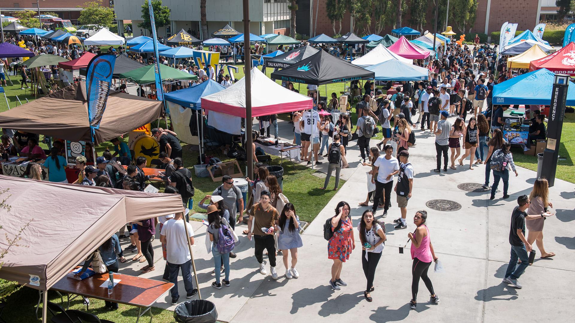 Students enjoying Week of Welcome in the quad.