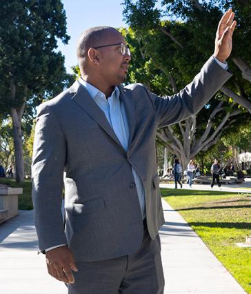Mayor Rex Richardson waving
