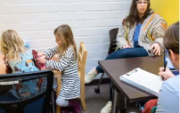picture of kids in an observation room with slp professional