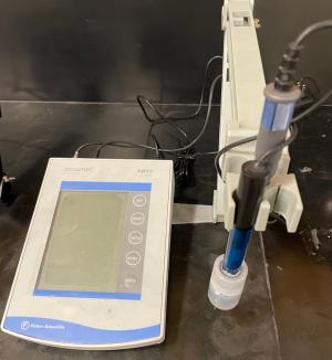 Benchtop water pH sensor