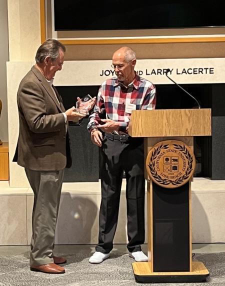 Dr. Rod Smith presenting the 2023 Outstanding MBA Alumni award to Robert Pitts.