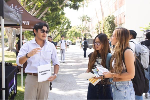 Minh Tran Nguyen talks to students about the path to becoming a teacher at Week of Welcome this fall.